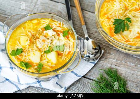 Home-Hühnersuppe mit Nudeln und Gemüse in eine Glasschüssel. Stockfoto