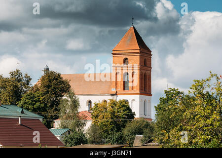 Mir, Weißrussland. Landschaft der Dorfhäuser und Saint Nicolas römisch-katholische Kirche In Mir, Belarus. Berühmte Wahrzeichen. Stockfoto