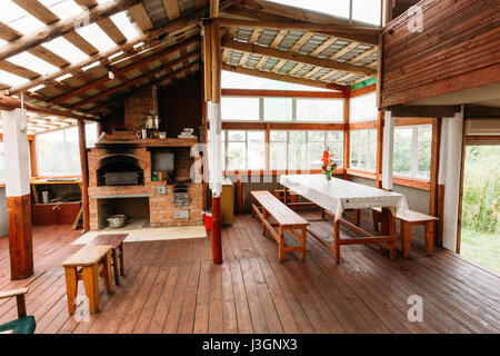 Innere der Toilette Speisesaal In belarussischen und russischen hölzernen Gästehaus im Dorf oder auf dem Land Belarus oder Russland. Öko-Tourismus und Reisen. Stockfoto