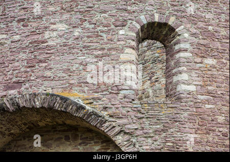 Alte Mauern mit rotem Sandstein aus dem Weserbergland, Krukenburg Castle, Helmarshausen, Bad Karlshafen, Hessen, Deutschland, Europa Stockfoto