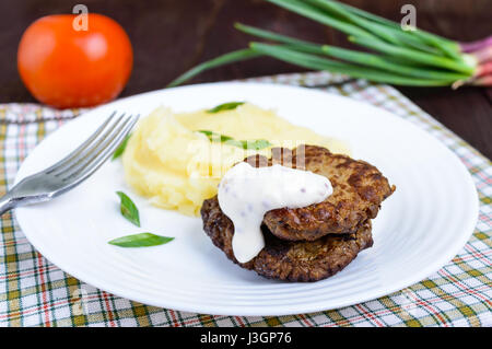 Saftige Leber Schnitzel mit Sauce und Kartoffelpüree auf einem weißen Teller. Stockfoto