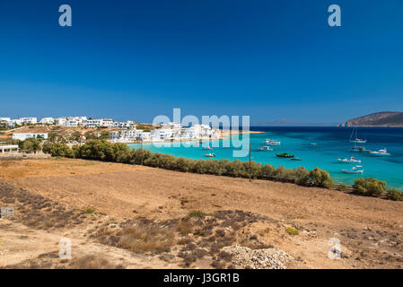 Koufonisia, kleine Insel der Kykladen, Griechenland. Die Ansicht von Chora mit Ihren Strand und das wunderschöne Meer mit ts kristallklaren karibischen Farben mit dem Boot Stockfoto