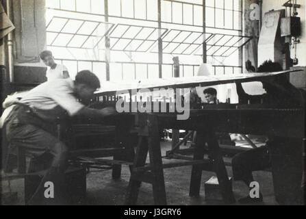 Dieses Bild aus dem San Diego Air & Space Museum Archives zeigt ein historisches Fabrikinnere, das industrielle Produktion und Handwerkskunst aus dem frühen 20. Jahrhundert widerspiegelt. Stockfoto