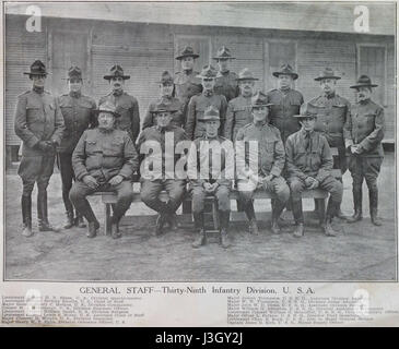 Der Titel General Staff, 39th Infantry Division, 1918 bezieht sich auf die militärische Führung der 39th Infantry Division während des Ersten Weltkriegs. Diese Division war Teil der US Army und spielte eine Schlüsselrolle bei den Operationen und Strategien des Konflikts. Stockfoto