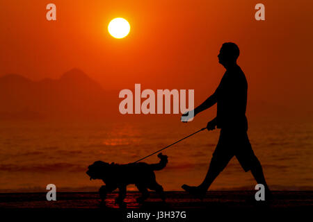 Leute, die sportliche Aktivität bei Sonnenaufgang im Strand der Copacabana, Rio De Janeiro, Brasilien Stockfoto