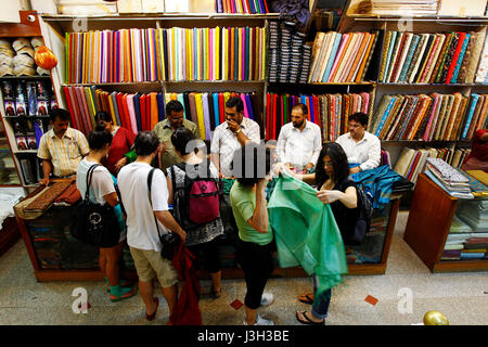 Shop Verkauf bunte Saris und Stoffe zu Stadt Mysore, Karnataka, Indien Stockfoto