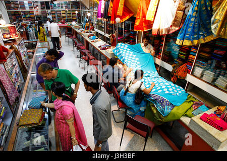 Shop Verkauf bunte Saris und Stoffe zu Stadt Mysore, Karnataka, Indien Stockfoto