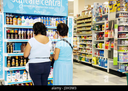 Miami Beach Florida, North Beach, Collins Avenue, Publix Lebensmittelgeschäft, Lebensmittel, Supermarkt, Erwachsene Erwachsene Frau Frauen weibliche Dame, Haut, Hautpflege, Kosmetik Stockfoto
