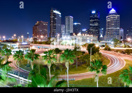 Langzeitbelichtung der Tampa-Skyline bei Nacht Stockfoto