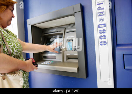Miami Beach, Florida, Wachovia Bank, Banken, Geldautomat, hispanische Frauen, Währung, Geld, Auszahlung, Banken, Währung, Geld, FL080911015 Stockfoto
