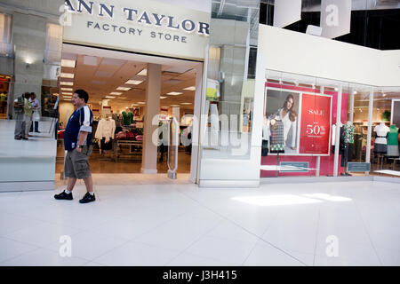 Miami Florida, Dolphin Mall, Ann Taylor Factory Store, Outlet, Schaufenster, Verkauf, 50 % Rabatt, reduzierte Preise, Rabatt, Erwachsene Erwachsene Männer, männer, woma Stockfoto