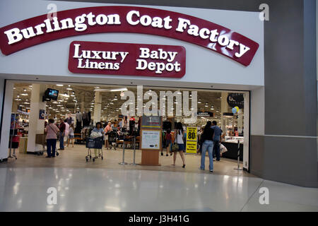 Miami Florida, Dolphin Mall, Burlington Coat Factory, Outlet Store, Frau weibliche Frauen, Shopping Shopper Shopper Shop Shops Markt Kauf Verkauf, Store st Stockfoto