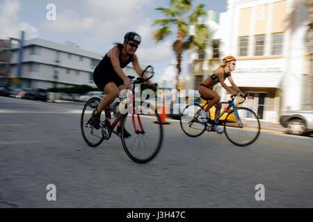 Miami Beach Florida, Ocean Drive, Publix Family Fitness Weekend, Triathlon, Wettbewerb, Konkurrenten, Ausdauersport, Sport, Athleten, Radfahren Fahrrad-Fahrrad-Bikycl Stockfoto
