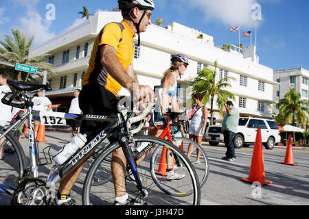 Miami Beach Florida, Ocean Drive, Publix Family Fitness Weekend, Triathlon, Wettkampf, Konkurrenten, Ausdauersport, Athleten, Fahrradfahrräder, eisig Stockfoto