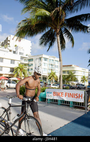 Miami Beach Florida, Ocean Drive, Lummus Park, Publix Family Fitness Weekend, Triathlon, Wettkampf, Konkurrent, Ausdauersport, Athlet, Radfahren, Fahrrad bic Stockfoto