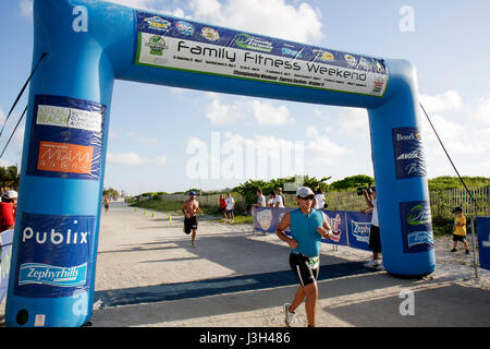 Miami Beach Florida, Ocean Drive, Lummus Park, Publix Family Fitness Weekend, Triathlon, Wettkampf, Konkurrent, Ausdauersport, Athlet, Laufen, Läufer, endu Stockfoto