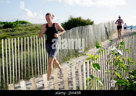 Miami Beach Florida, Ocean Drive, Lummus Park, Publix Family Fitness Weekend, Triathlon, Wettkampf, Konkurrent, Ausdauersport, Athlet, Laufen, Läufer, endu Stockfoto