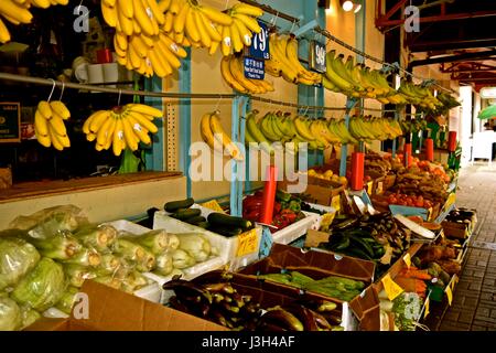 Outdoor-Markt auf der Insel Oahu mit Obst und Gemüse. Stockfoto