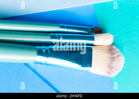 Ihr Leben in Shades of Blue: Stillleben mit einem Make-up-Pinsel platziert auf einem Multi-Ton-Schattierungen von blau. Stockfoto