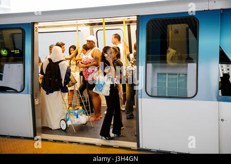 Miami Florida, Metromover, Bahn, öffentliche Verkehrsmittel, Pendler, Schwarze Schwarze Afrikaner ethnische Minderheit, Muslime, Erwachsene Erwachsene Frau Frauen weiblichen jungen Stockfoto