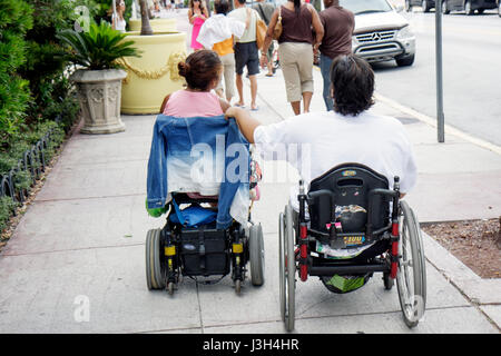 Miami Beach Florida, Ocean Drive, Erwachsene Erwachsene Männer Männer Männer, Frau Frauen weibliche Dame, Rollstühle, Behinderte, Behinderung, Behinderung, Mobilität, Lähmung, Motorisierung Stockfoto