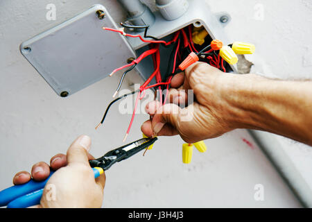 Miami Beach Florida, Ocean Drive, Presidential Wohnanlagen, Feueralarmierungstechniker, Elektriker, Elektrik, Kabel, Handel, Hand, Hände, Reparatur, Arbeiten, Arbeit, empl Stockfoto