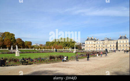 Menschen am Jardin du Luxembourg in Paris, Frankreich Stockfoto