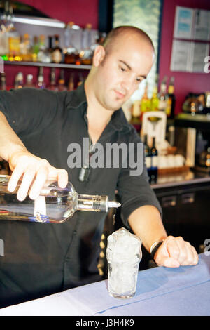 Miami Beach Florida, Ocean Drive, The Wave, Hotel, Männer, Bar, Lounge Pub, Pub, Barkeeper, Getränke, Getränke, alkoholische Getränke, Spirituosen, Eis, Glas, Pou Stockfoto