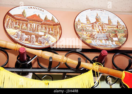 Miami Florida, Delicias de Espana, spanisches Restaurant, Dekor, Innenarchitektur, bunt, Produktaussteller Verkauf, handbemalte Souvenir-Teller, regional Stockfoto