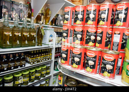 Miami Florida, Delicias de Espana, spanisches Restaurant, Gourmet-Produkte, Lebensmittel, Import, importiertes Olivenöl, Spanien, Flaschen, Regalen Regale, Produkt produ Stockfoto