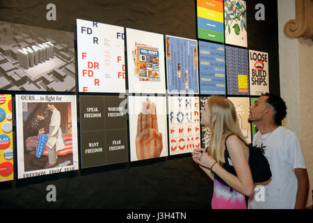 Miami Beach Florida, Wolfsonian Museum, Gedanken zur Demokratie, Ausstellung Sammlung Politik, politische Plakate, Freiheit, Mann Männer männlich, Frau weiblich Stockfoto