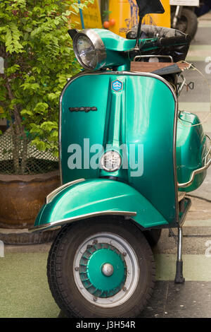 Vespa-Roller arked in einem Stree in Bangkok, Thailand Stockfoto