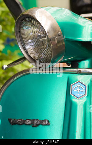 Vespa-Roller arked in einem Stree in Bangkok, Thailand Stockfoto