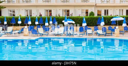 Entspannen Sie und Sonnen Sie Pool mit klaren, blauen Wasser im Hotel Resort. Leeren Pool ohne Touristen am frühen Morgen im Hotel. Atali Village, Bali, Rethymnon, C Stockfoto