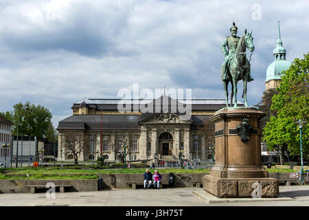 Reiterstatue Großherzog Ludwig IV. von Hessen Und Das Hessische Landesmuseum in Darmstadt, Hessen, Deutschland |   Reiterstandbild des Großherzogs Lu Stockfoto