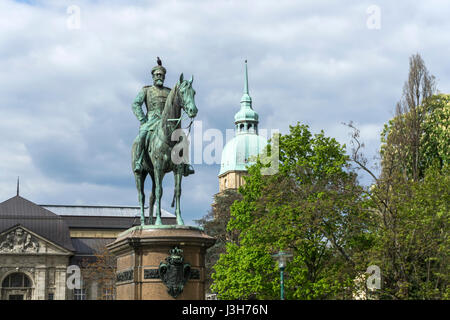 Reiterstatue Großherzog Ludwig IV. von Hessen Und Das Hessische Landesmuseum in Darmstadt, Hessen, Deutschland |   Reiterstandbild des Großherzogs Lu Stockfoto