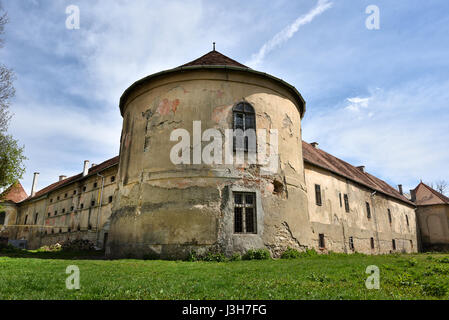 Alte verlassene Burgruine im Wald. Siebenbürgen, Rumänien Stockfoto