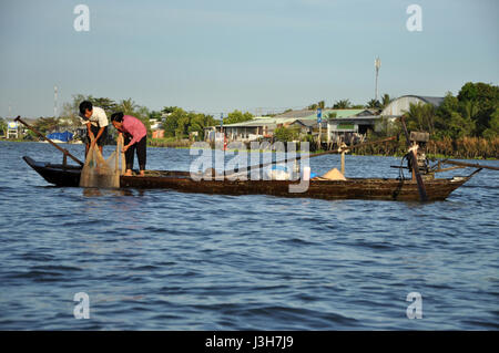 CAN THO, VIETNAM - 17. Februar 2013: Fischer Fischerei mit Angeln Nest im Mekong-Delta, Vietnam. Mekong-Delta ist eines der größten Feuchtgebiet in Stockfoto