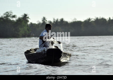 CAN THO, VIETNAM - 17. Februar 2013: Fischer Fischerei mit Angeln Nest im Mekong-Delta, Vietnam. Mekong-Delta ist eines der größten Feuchtgebiet in Stockfoto