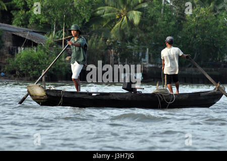 CAN THO, VIETNAM - 17. Februar 2013: Fischer Fischerei mit Angeln Nest im Mekong-Delta, Vietnam. Mekong-Delta ist eines der größten Feuchtgebiet in Stockfoto