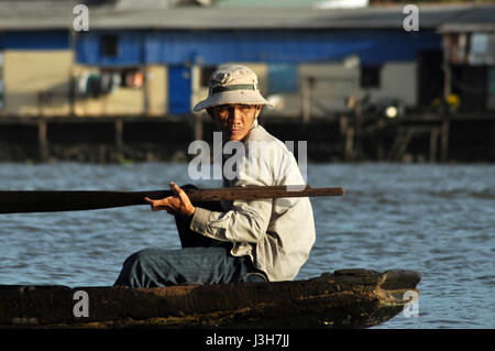 CAN THO, VIETNAM - 17. Februar 2013: Fischer Fischerei mit Angeln Nest im Mekong-Delta, Vietnam. Mekong-Delta ist eines der größten Feuchtgebiet in Stockfoto