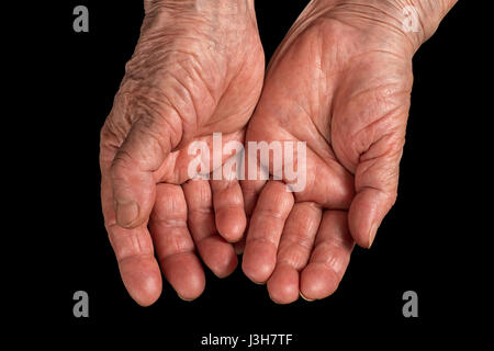 Ältere Frau faltige Hände. Handflächen nach oben. Isoliert auf schwarz, Clipping-Pfad enthalten Stockfoto