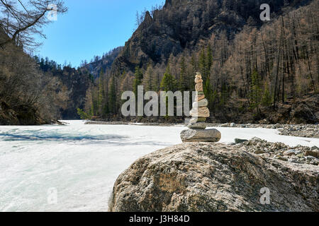 Pyramide aus Steinen auf großen Felsbrocken Stockfoto