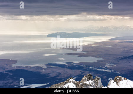 Hovsgol See aus Höhe der Berge. Kontinuierliche niedrige Wolkendecke. Mongolisch-russischen Grenze.