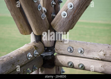 Holzbalken mit Schrauben in der Struktur. Montage von Holzbalken mit Stahlschrauben. Detail der Beobachtung Turm Verbindungen. Stockfoto