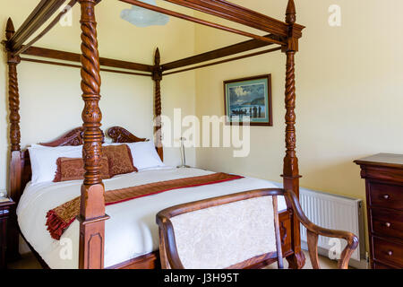 Himmelbett im georgianischen Stil Schlafzimmer, irische B & B Stockfoto