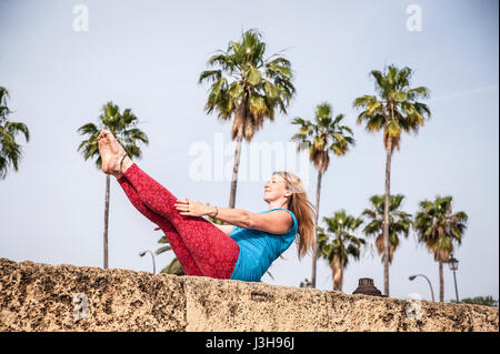 Spanien, Sevilla: Claudia ist eine professionelle Yoga-Lehrerin. Stockfoto