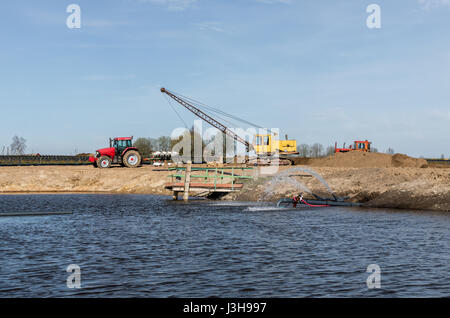 Traktor und Bagger zu bleiben, in der nach der harten Arbeit Stockfoto