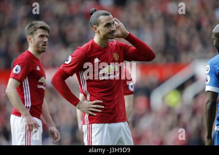 ZLATAN IBRAHIMOVIC mit Kopf ich MANCHESTER UNITED FC V AFC OLD TRAFFORD MANCHESTER ENGLAND 4. März 2017 Stockfoto