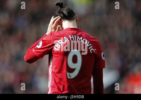 ZLATAN IBRAHIMOVIC mit Kopf ich MANCHESTER UNITED FC V AFC OLD TRAFFORD MANCHESTER ENGLAND 4. März 2017 Stockfoto